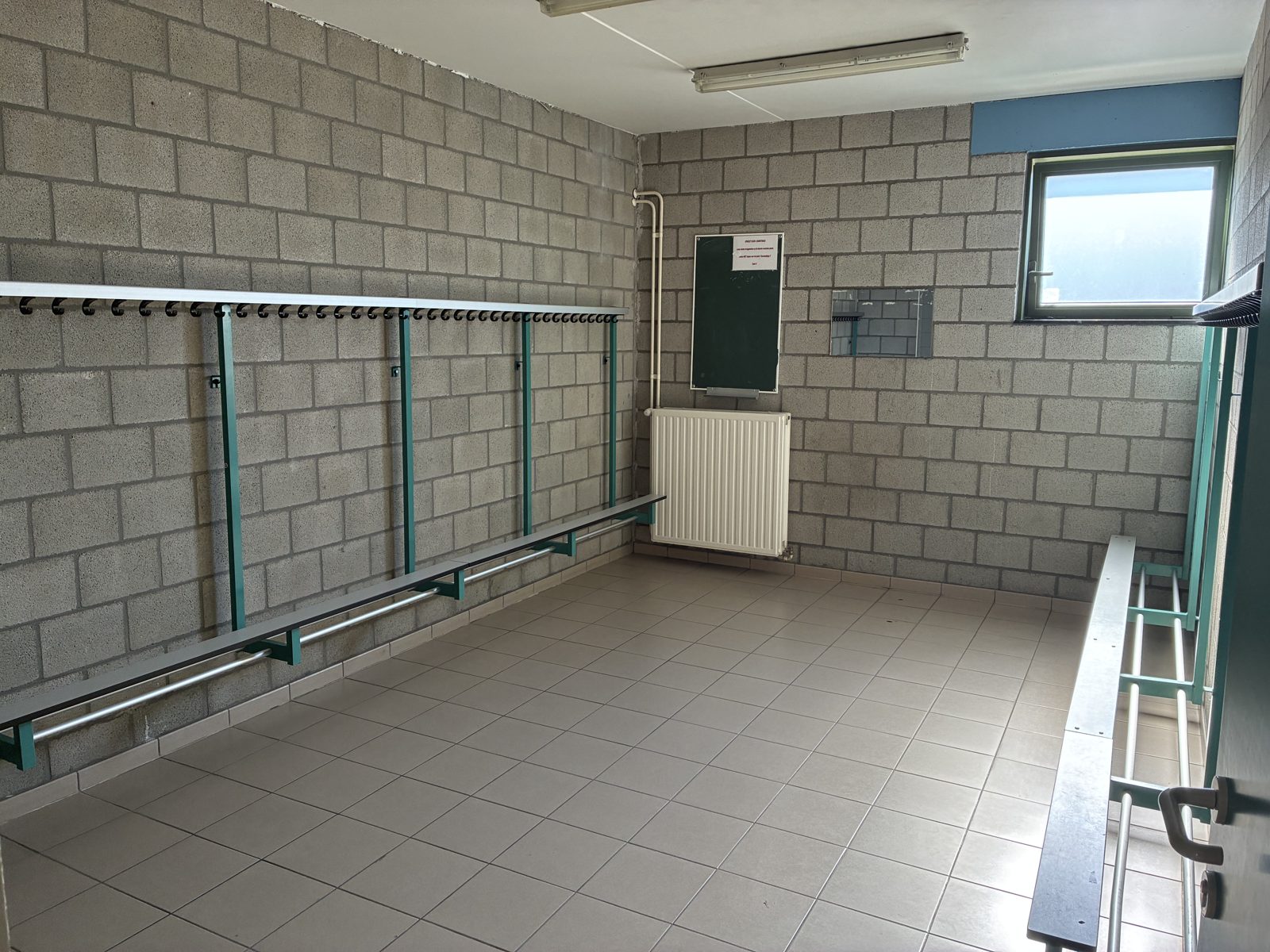 Kleedkamer met douches (groep)
